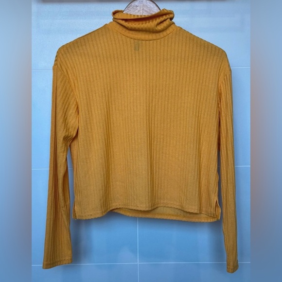 H&M Divided Mustard Yellow Ribbed Turtleneck Top - Size Small - Picture 1 of 5